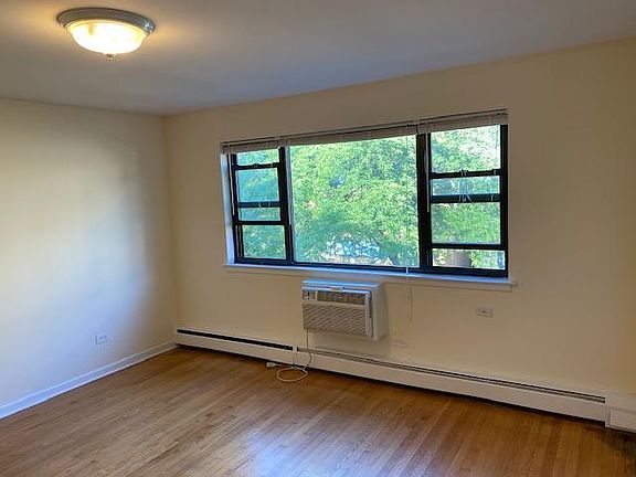2nd image of 6006 N Kenmore Ave APT 301