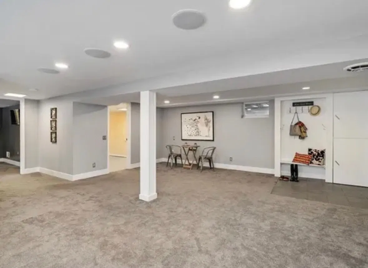 4 bed, 2.5 bath, 2300 sqft, $3,200 — Photo 2