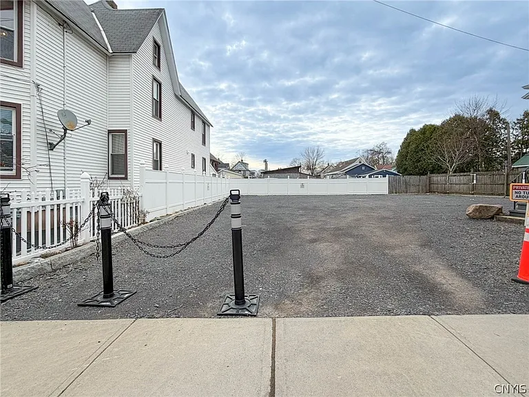 1017 White Pl — Photo 3