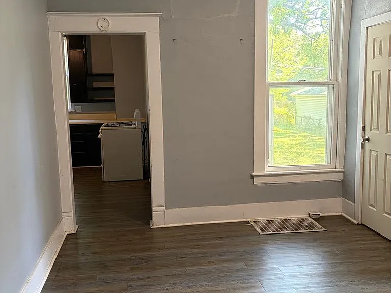 724 W Elm St — Photo 46
