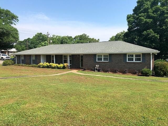 1st image of 2 Oakdale Dr