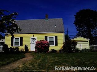 37 Pinetree Ln, Levittown, NY 11756