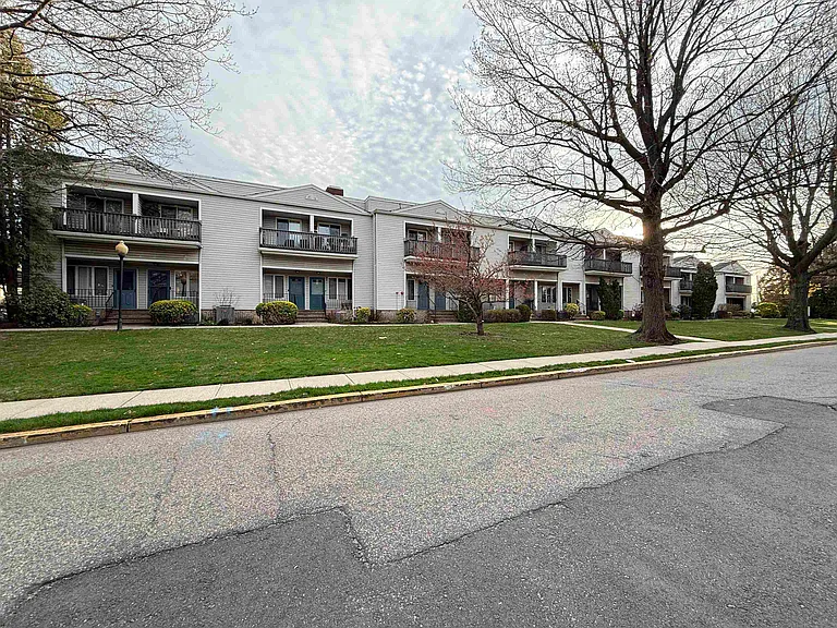 42 Willow Wood Sq — Photo 24