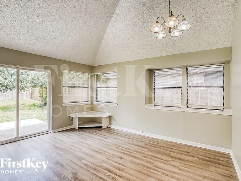 1055 Margate Dr — Photo 5