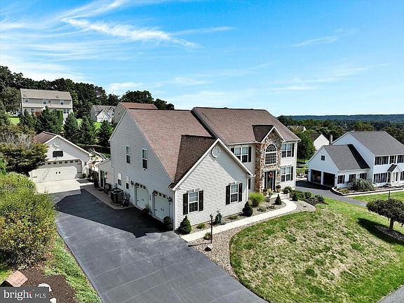 3rd image of 304 Fox Hollow Rd