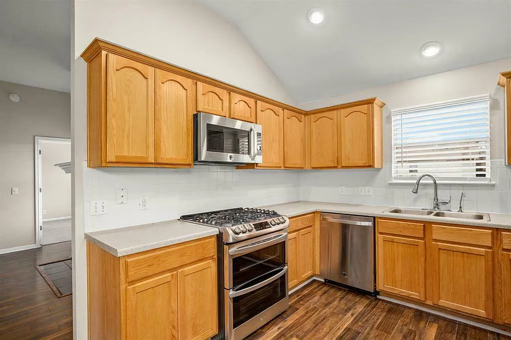 3 bed, 2.0 bath, 1369 sqft, $1,895 — Photo 4