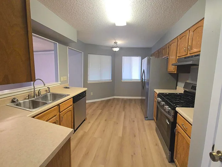 3929 Balsam Dr — Photo 2