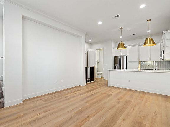5th image of 6044 E Lovers Ln APT 10109