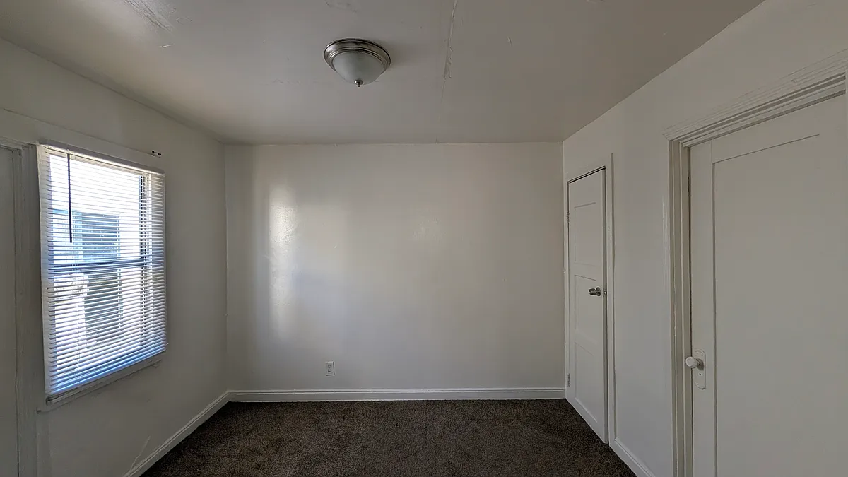 Building Photo - 861 W Manchester Ave #5