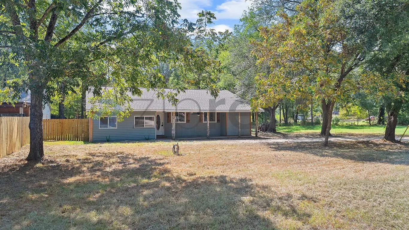 3 bed, 2000 sqft, $2,075 — Photo 2