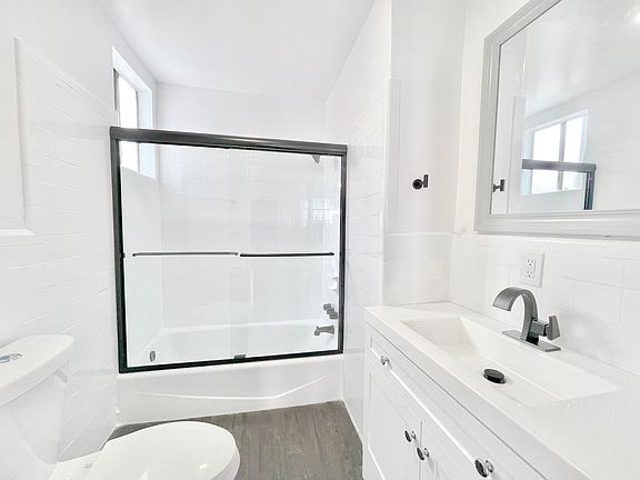3rd image of 2605 Michigan Ave #1/2