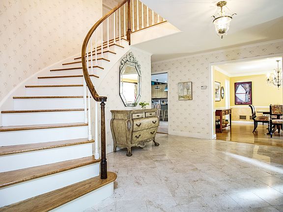 3rd image of 10 Park Hill Ln