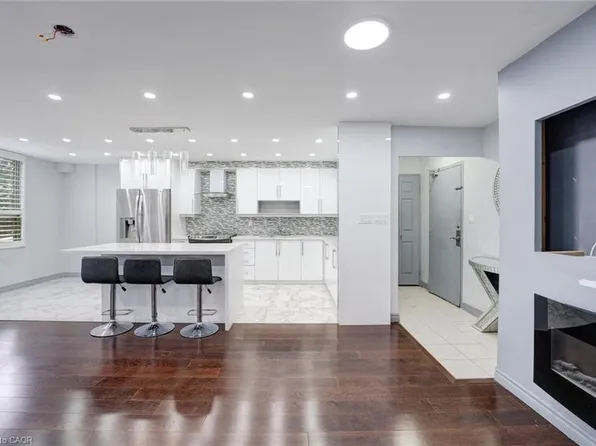 10 Edgecliff Golfway #206, Toronto, ON M3C 3A3