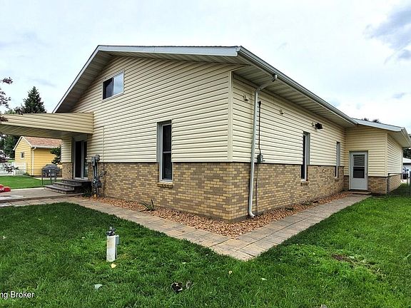 3rd image of 620 8th Ave W