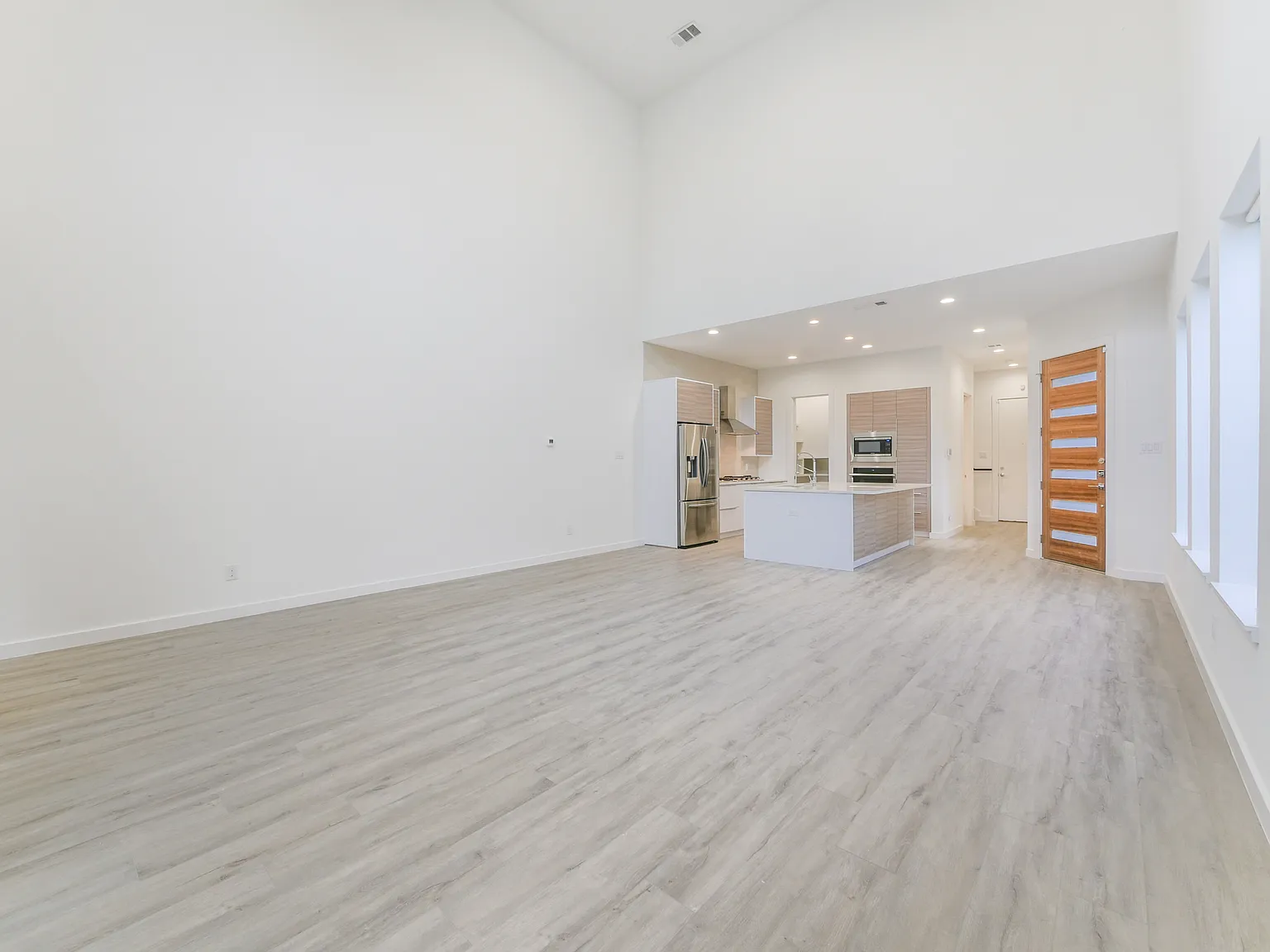 Stunning 3 Bedroom Duplex — Photo 3