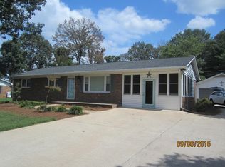 136 Hinshaw Ave, Yadkinville, NC 27055