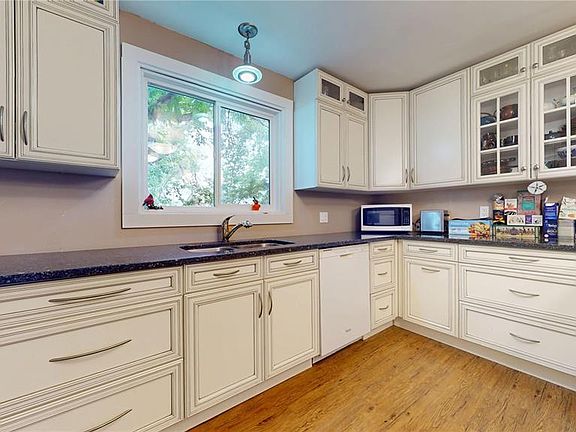 4th image of 130 Maple AVENUE N
