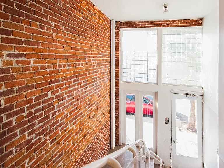 Daisy Studios/Lofts — Photo 18