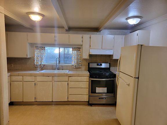 5th image of 439 Locust St