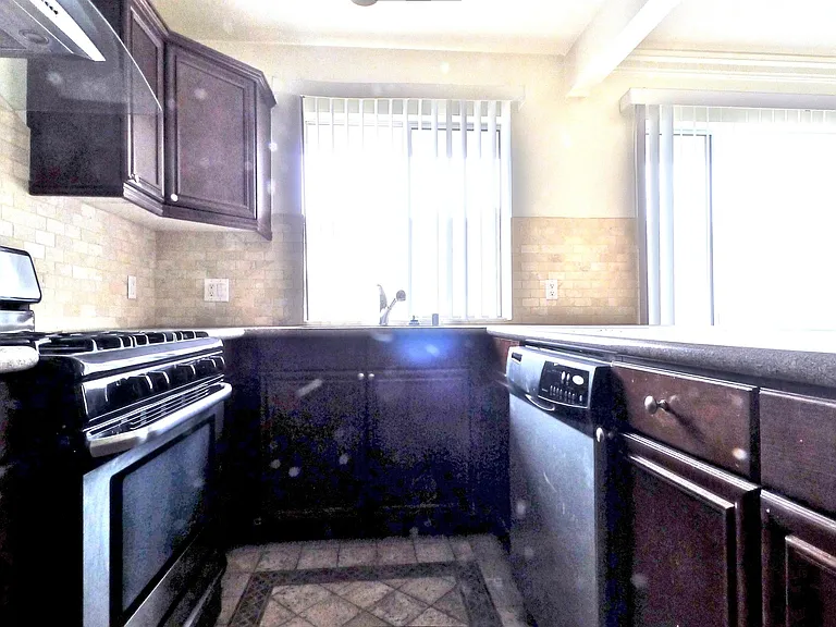 923 6th St #6 — Photo 4