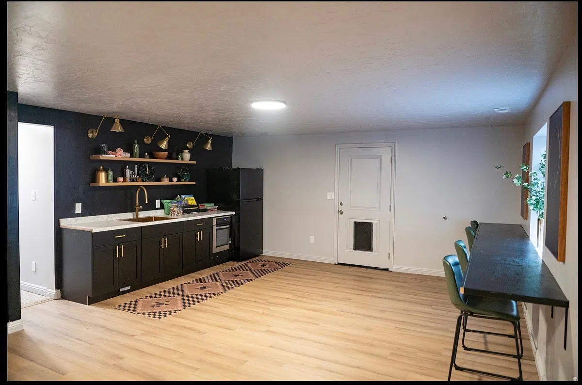 6 bed, 3280 sqft, $2,650 — Photo 4