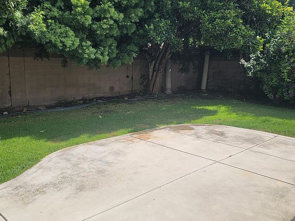 Backyard had nice patio slab