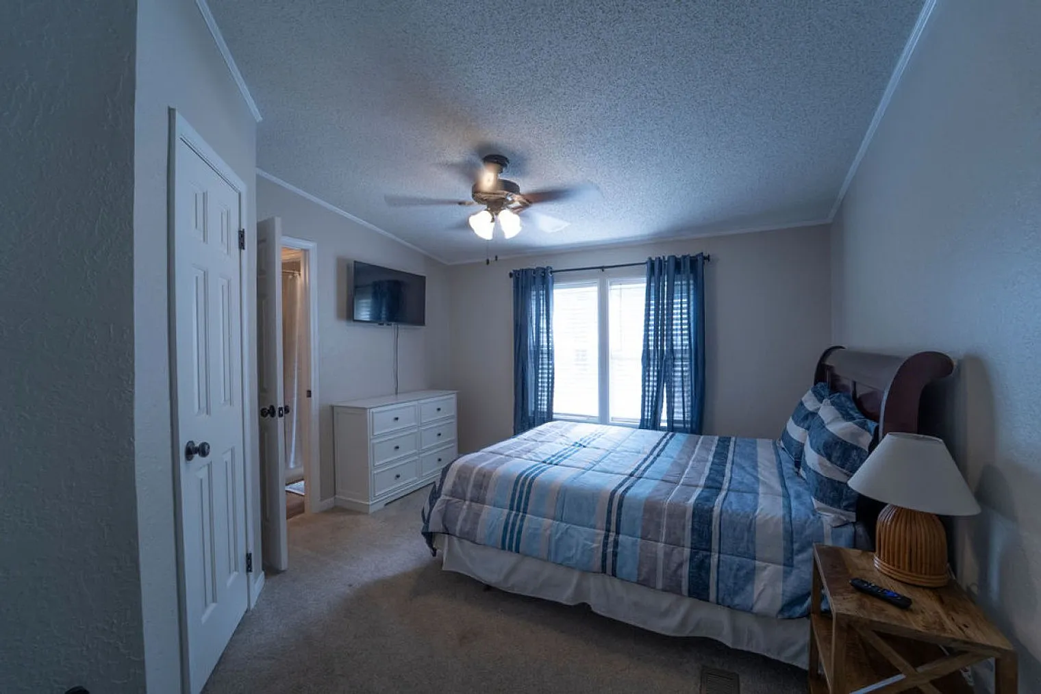 4 bed, 2.0 bath, 1969 sqft, $2,618 — Photo 4