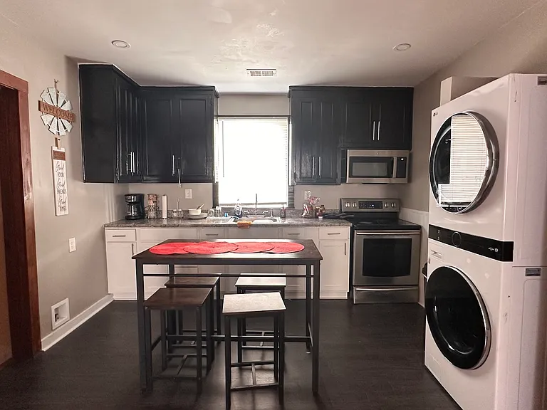 111 Drake St #B — Photo 1