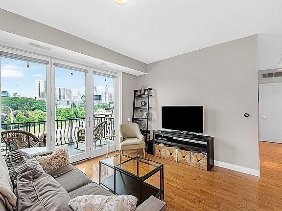 3rd image of 544 N Milwaukee Ave APT 302