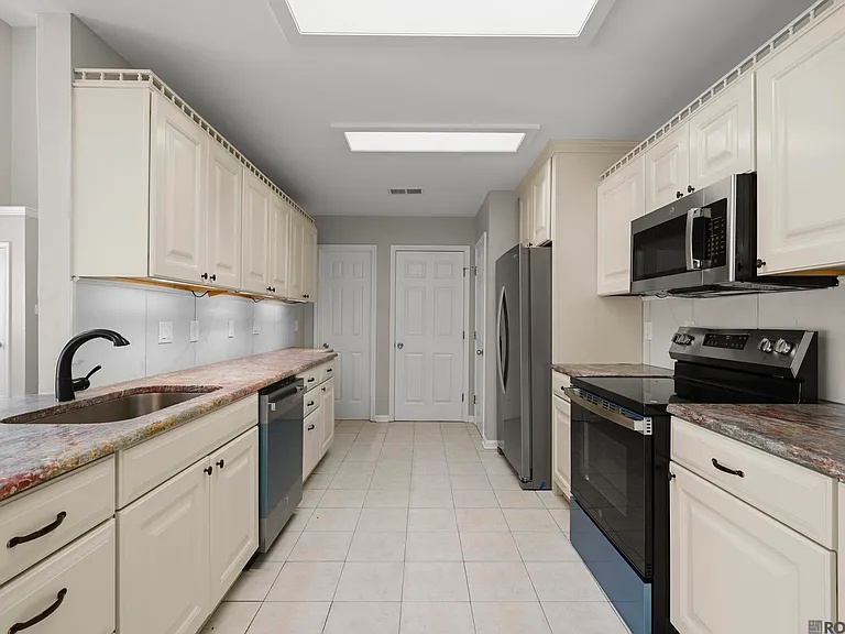 5050 Stumberg Ln — Photo 2