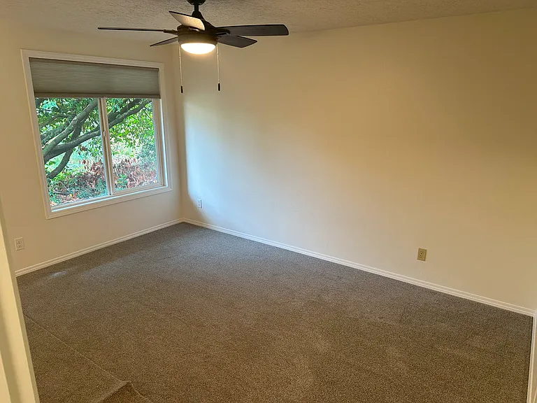 702 SE 141st Ave — Photo 5