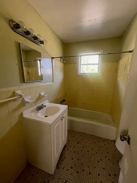 1665 Madden Avenue - B — Photo 3