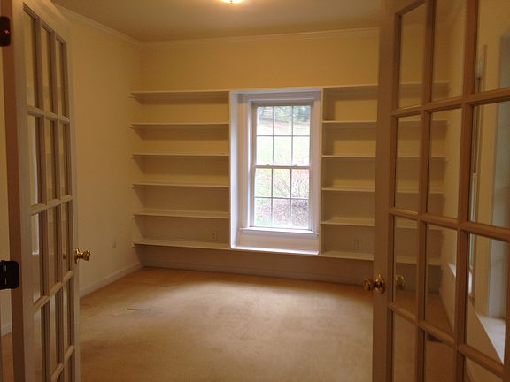 Office w/ built in bookcase
