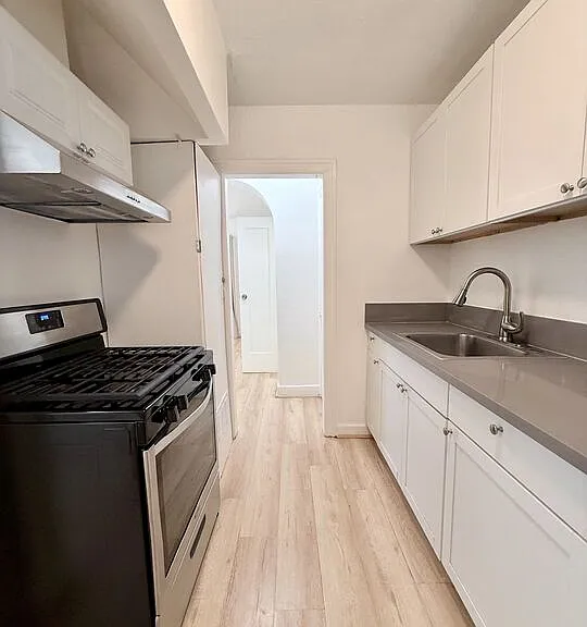 934 1/2 S Berendo St — Photo 11