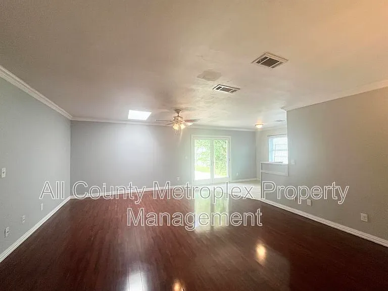 431 Malden Dr — Photo 2