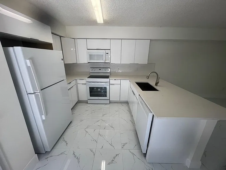 2212 White Pine Cir #B — Photo 6