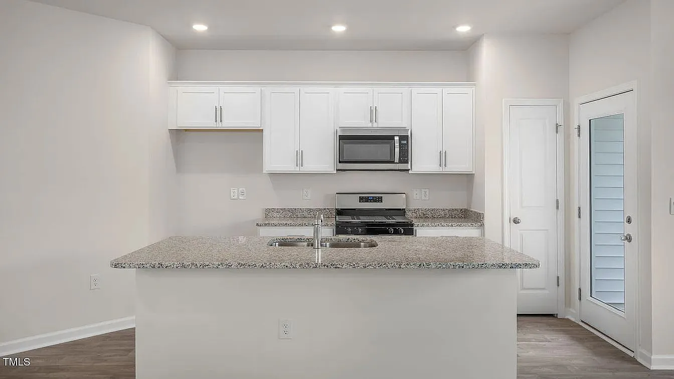 3 bed, 2.5 bath, 1429 sqft, $1,699 — Photo 3