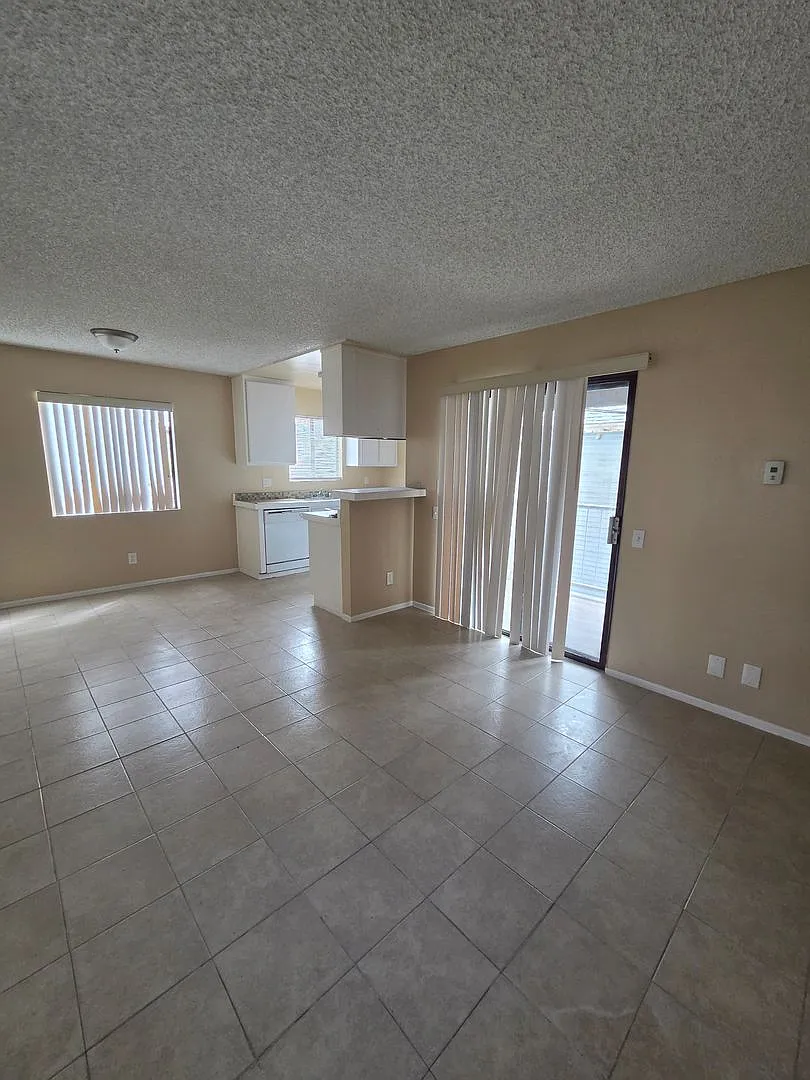 818 — Photo 2
