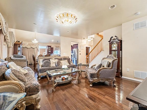 4th image of 7 Spring Dr