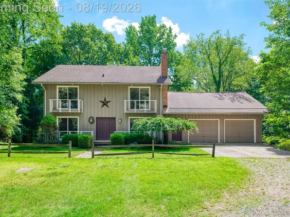 1761 Waw Lake Rd, Brighton, MI 48114