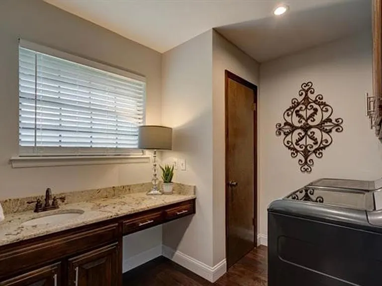 10641 S Sandusky Ave — Photo 22