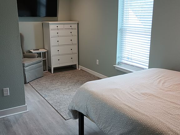 3rd image of 304 27th St Suite 304
