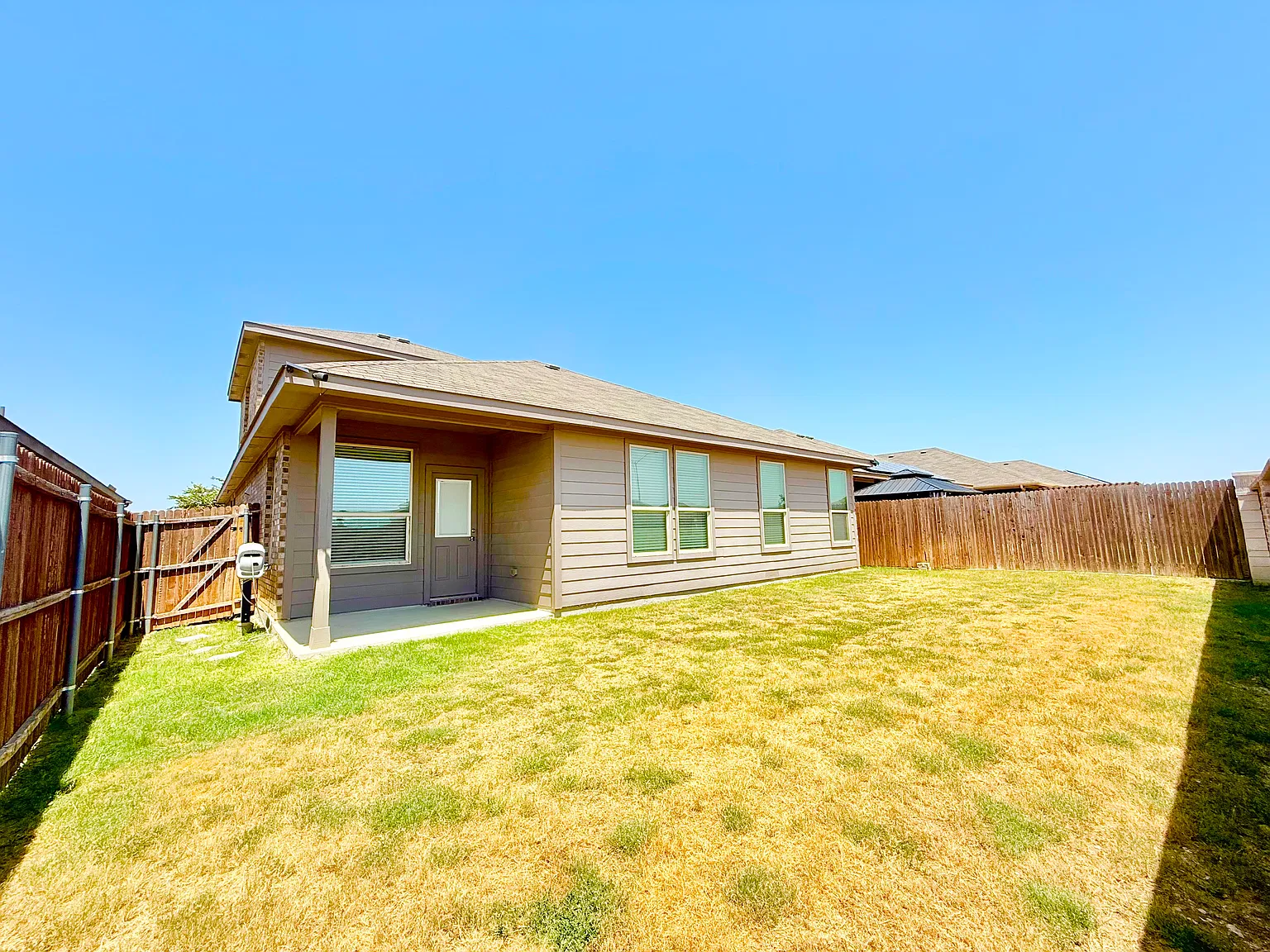 4 bed, 2463 sqft, $2,800 — Photo 3