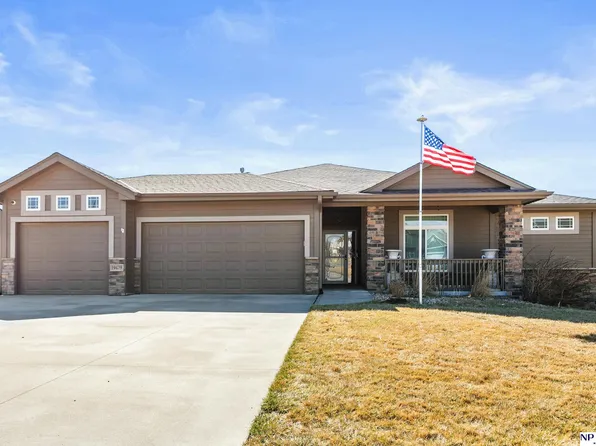 19479 Willow Cir, Gretna, NE 68028