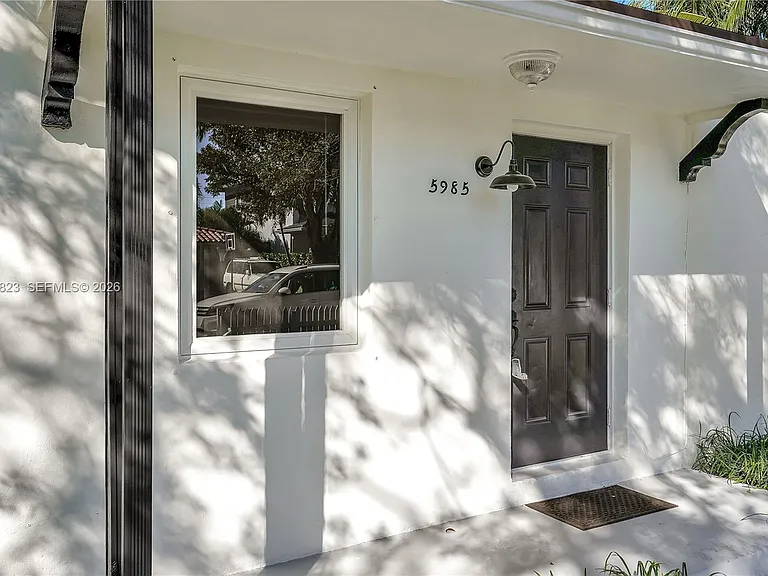5985 SW 41st St #FRONT — Photo 13