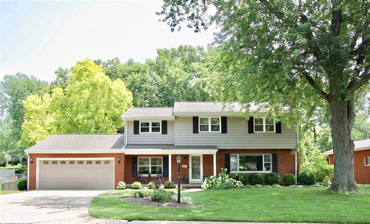 5940 N Roxbury Ln photo 1