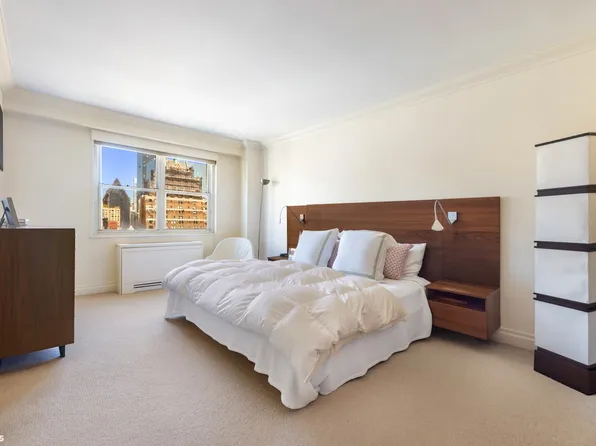 300 East 40th Street image 8 of 15