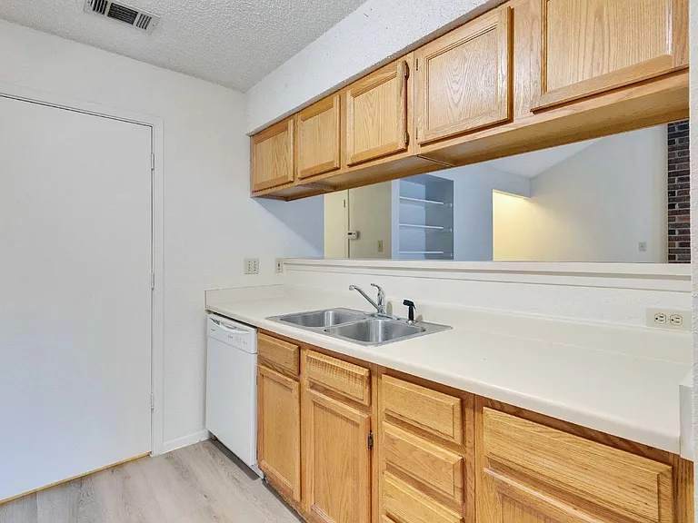 11900 Alpheus Ave #C — Photo 8