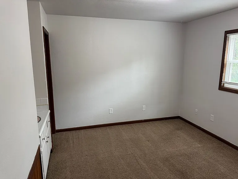 120 S Russell St — Photo 17