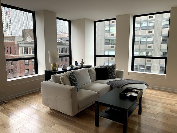 5th image of 260 E Chestnut St APT 1502